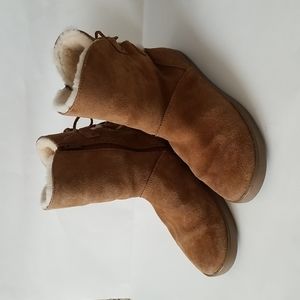 Kookaburra Tan Suede Sheepskin Uggs Size 9